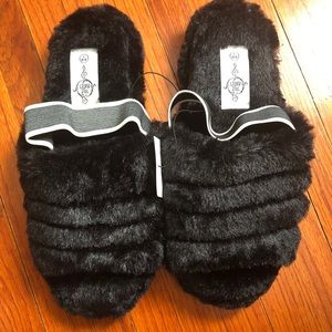 Sole Mate Black Slippers Sz 8-9